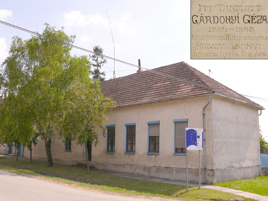 Az egykori dabronyi római katolikus iskola a Gárdonyi-emléktáblával / Fotó: Wikipedia