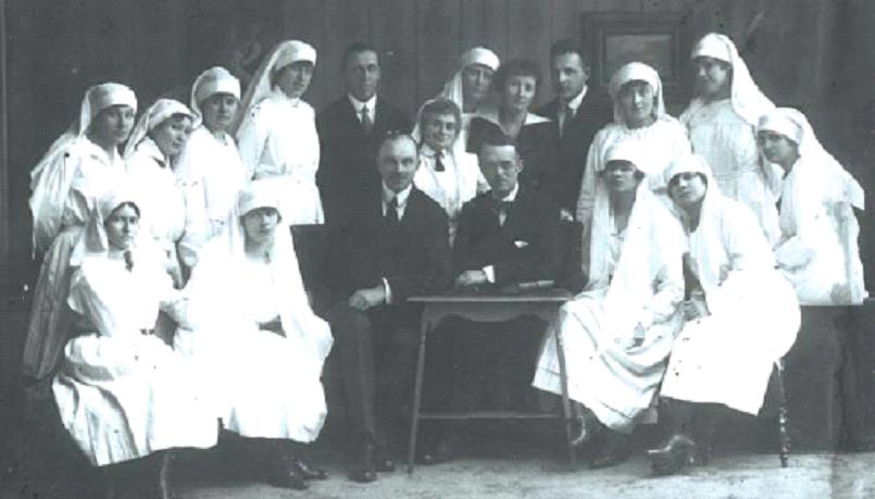 A „Heim-nővérek”, Heim Pál középen jobbról ül / Wikipedia