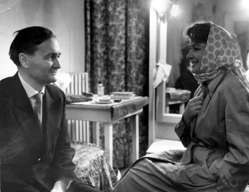 Néemth lászló és Berek Katalin színésznő a Nemzeti Szinház öltözőjében 1960-ban / Fortepan